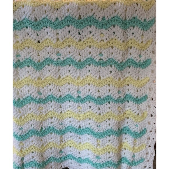 Crochet White Green Yellow Baby Blanket Soft Pastel Scallop Handmade 50" x 60" - Picture 7 of 10